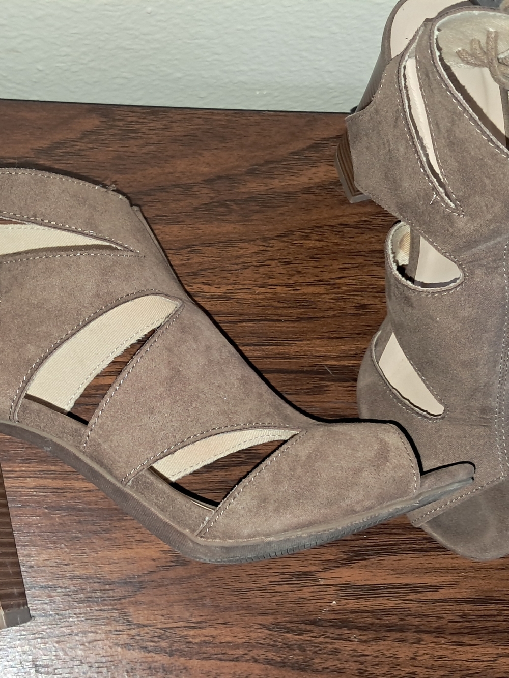 Charlotte Russe Size 8 Women’s Taupe Suede Cutout Block Heel Sandals - Picture 12 of 13